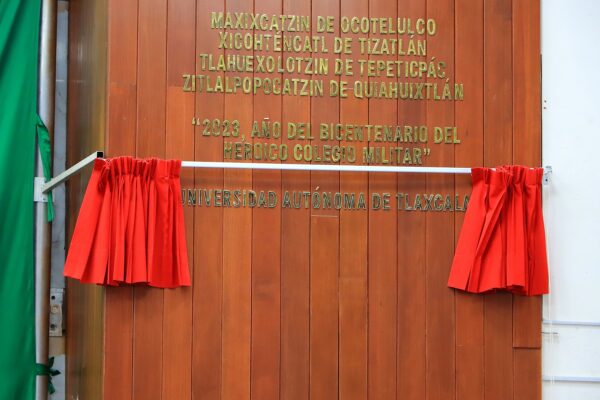 Congreso del Estado devela letras doradas en honor de la UATx