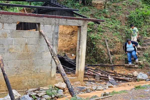 Deslaves dejan una persona muerta y comunidades en emergencia en Tlacotepec de Porfirio Díaz