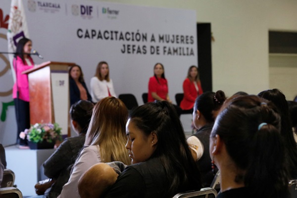 Exitosa capacitación a jefas de familia del SEDIF; asisten más de mil