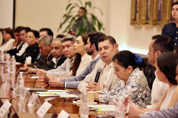 Alejandro Armenta realiza reunión de trabajo con once Coordinaciones de Transición