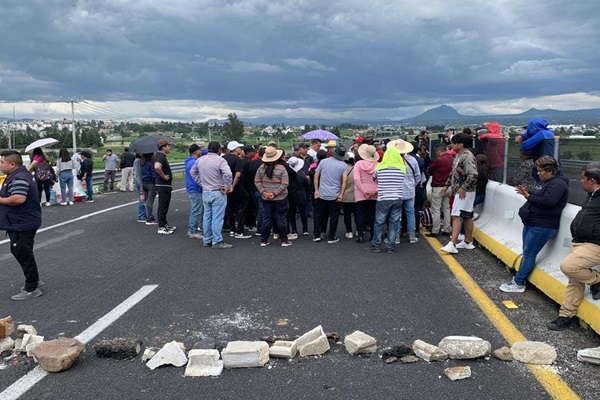 Ayuntamiento de Tlaxcala promete aumento en el suministro de agua a vecinos de Atlahapa