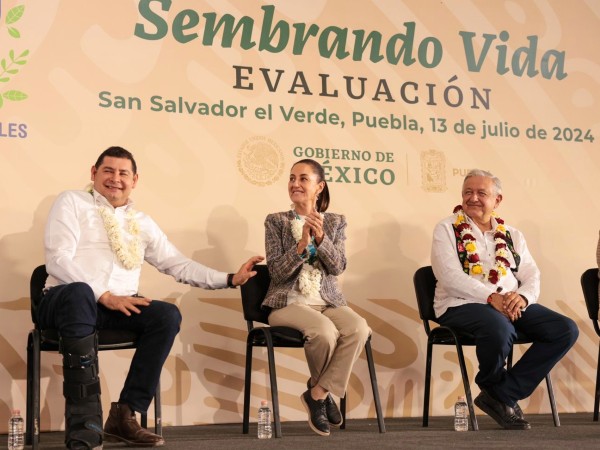 Claudia Sheinbaum promete continuidad a Programas del Bienestar durante visita a Puebla
