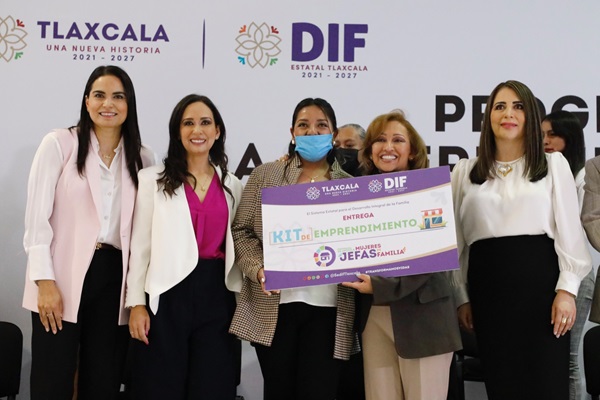 Entregan gobierno y SEDIF de Tlaxcala paquetes de emprendimiento a mujeres jefas de familia