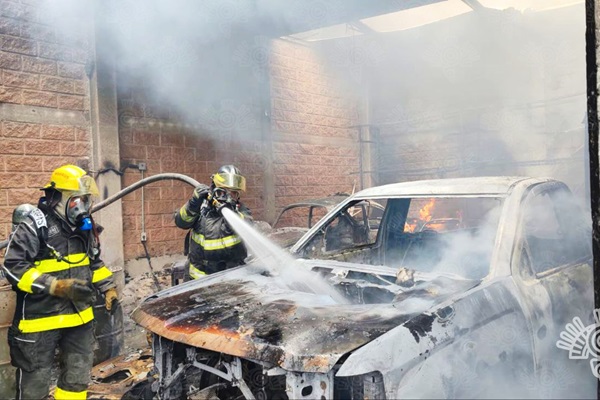Incendio en Atzompa destruye un tractocamión, vehículos y cinco establecimientos