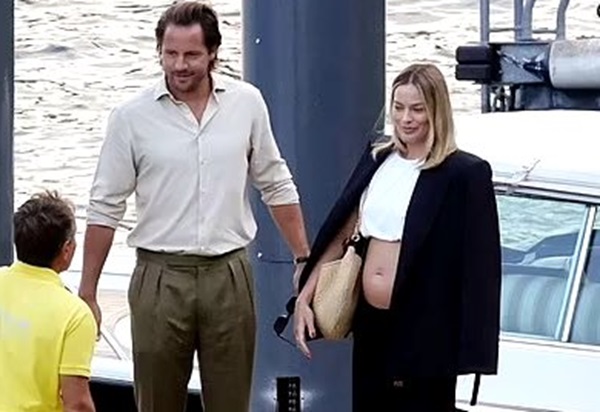 Muestran fotos de Margot Robbie embarazada de su primer hijo con Tom Ackerley
