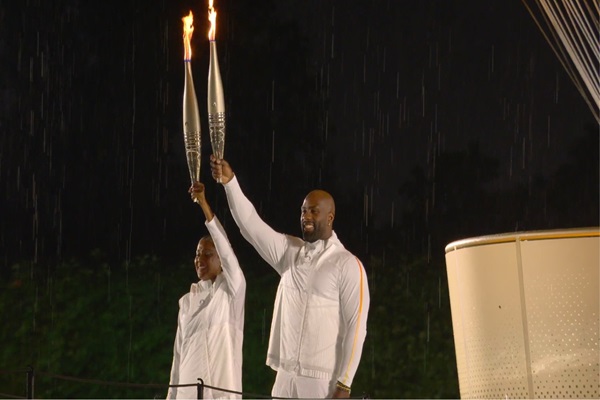 Teddy Riner y Marie-Jose Pérec, campeones olímpicos encienden pebetero en París 2024