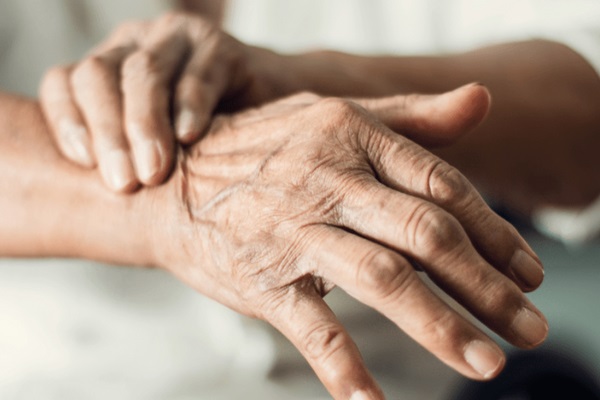 Tratamiento disminuye temblores causados por el Parkinson