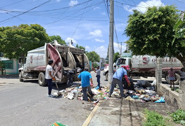 Vecinos de Tehuacán bloquean calles y retienen camiones de basura en protesta por falta de recolección de residuos