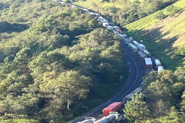 ¡Caos en la autopista México-Tuxpan! Reabrirán hasta el lunes tramo en Huauchinango tras volcadura de pipa con turbosina
