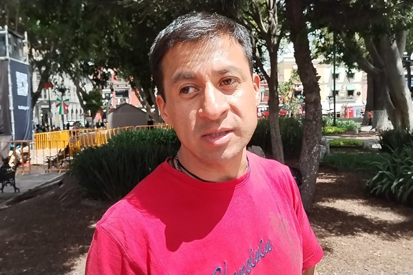 Ciudadano realiza huelga de hambre en el Zócalo de Puebla para protestar contra retención de propinas