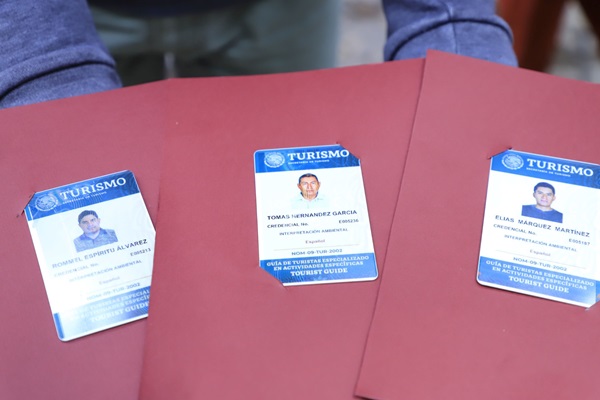 Entrega gobierno estatal credenciales a guías de turistas de tres municipios de Puebla