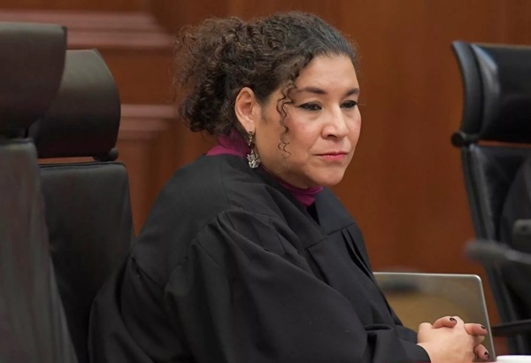 Lenia Batres no es bienvenida en Puebla, inconformes le gritan “fuera” y cancelan su conferencia