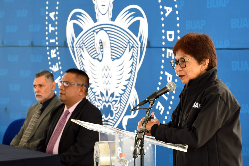 BUAP | Entrega Rectora Lilia Cedillo el Diploma BI a 102 egresados del Bachillerato Internacional 5 de Mayo