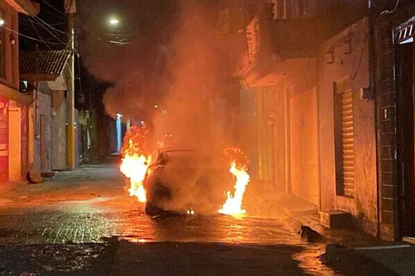 Siete cuerpos desmembrados, en dos vehículos incendios, son abandonados en la autopista Puebla-Orizaba y Xonacatepec