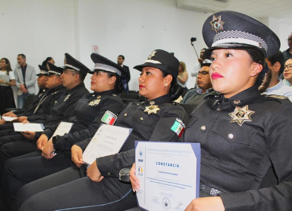 Entrega Lupita Cuautle uniformes a policías de San Andrés Cholula