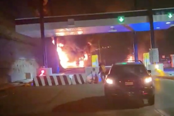 Cierran autopista Arco Norte por choque y explosión de pipa en caseta de Sanctorum; hay un muerto
