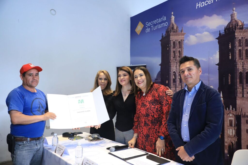 Entrega Turismo distintivos y Registros Nacionales de Turismo a empresas de Zacatlán