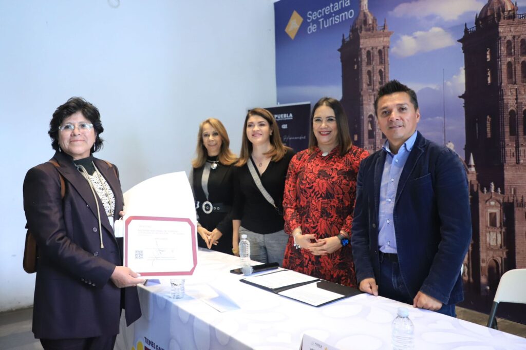 Entrega Turismo distintivos y Registros Nacionales de Turismo a empresas de Zacatlán