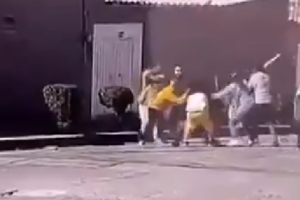 Acusan a policías de Puebla de no parar enfrentamiento con palos y piedras en La Libertad