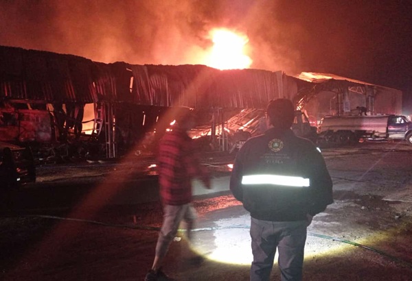 Cierran circulación de la carretera federal México-Puebla por explosión e incendio en corralón de Tlalancaleca 