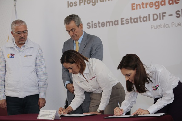 Gobierno de Sergio Salomón dona tres inmuebles en Agua Santa y Azumiatla al SMDIF