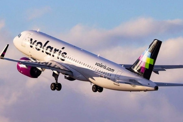 Pasajero de Volaris intenta tomar por la fuerza vuelo para llevarla a Estados Unidos