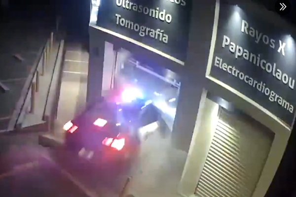 Mujer policía estrella patrulla de Tlaxcala contra un laboratorio clínico en Atempan