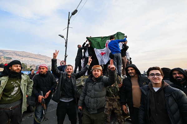 Sirios salen a las calles a celebrar el final de 50 años de gobierno de la familia de Bashar Assad