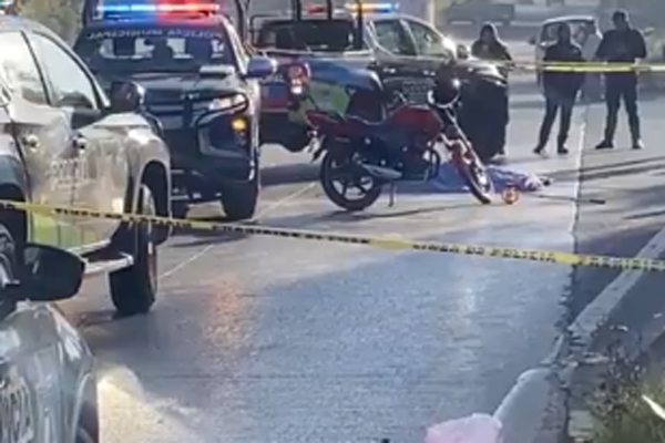A la altura de la incorporación hacia la Central de Abasto de Puebla, observaron que una motocicleta y una camioneta habían chocado.