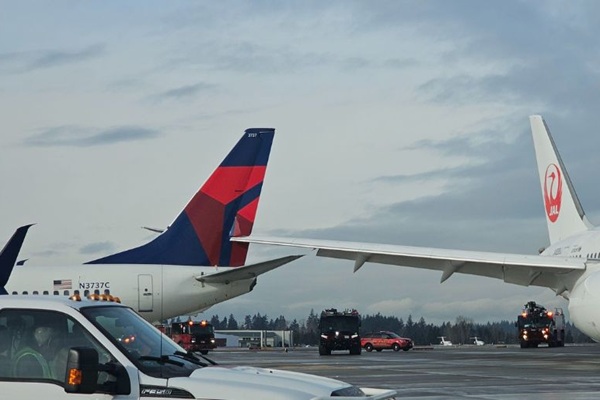 Aviones de Japan Airlines y Delta colisionan en una pista del aeropuerto de Seattle