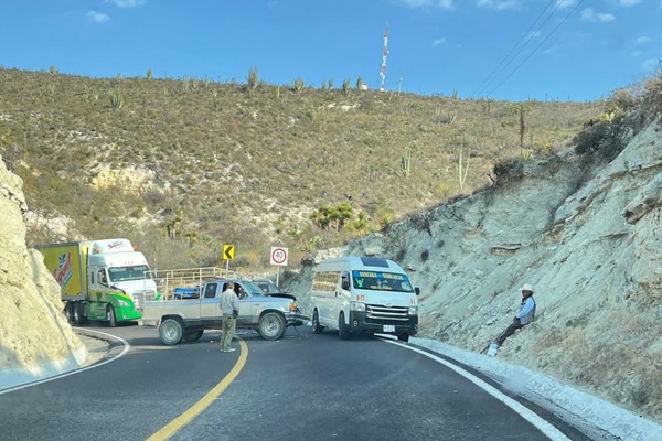 Choque en la carretera 125 Tehuacán-Huajuapan deja varios heridos; conductor huyó del lugar