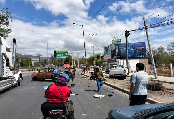 Choque por alcance involucra tres vehículos en Tehuacán; acusan a conductor de distracción al volante