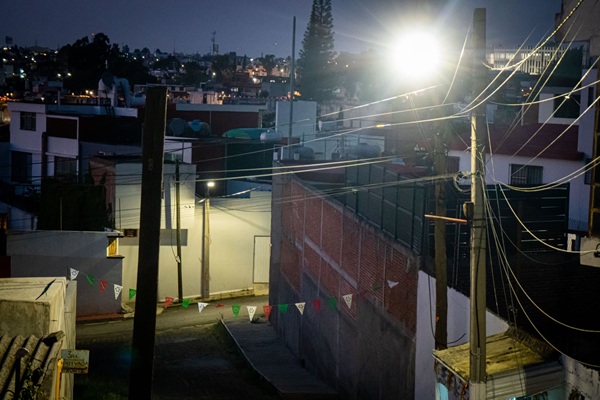 Continúa la modernización de luminarias en la capital, ahora llegó a la zona de Los Fuertes