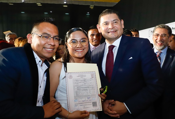 En el Centro Expositor, el gobernador de Puebla encabezó el matrimonio de 350 parejas