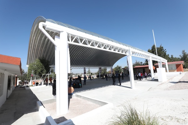 Entrega Pepe Chedraui infraestructura educativa en la Junta Auxiliar de San Francisco Totimehuacán
