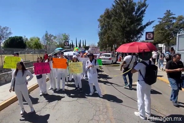 Estudiantes de Medicina de la BUAP marchan a Rectoría; consejo designa a Claudia Cedillo como directora interina