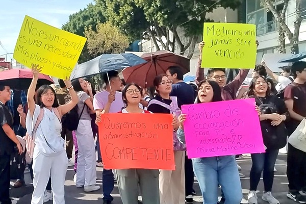 Estudiantes de Medicina de la BUAP toman Facultad y suspenden clases; exigen plazas para internado