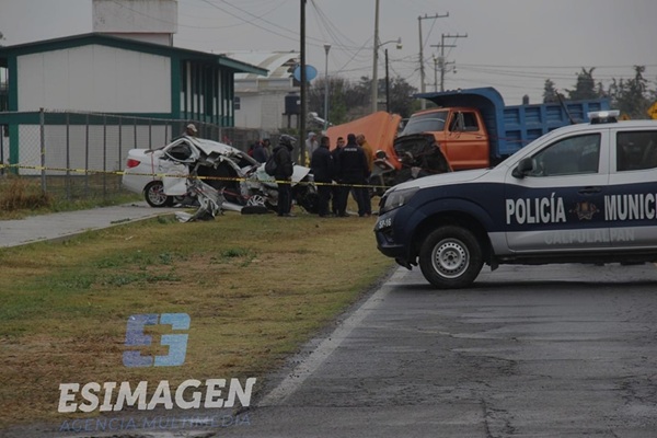 Fallecen cuatro personas en choque frontal de un auto contra camión de volteo en Sanctórum, Tlaxcala