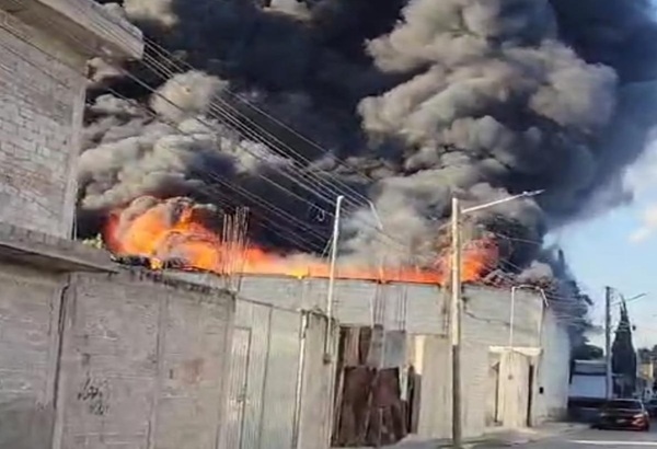 Incendio en bodega de construcción en Tehuacán deja un herido y pérdidas materiales