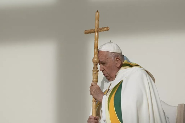 Papa Francisco sufre neumonía bilateral y su estado de salud se complica, informa El Vaticano