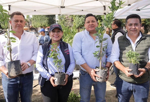 Promueve Lupita Cuautle el cuidado del medio ambiente con adopción de árboles