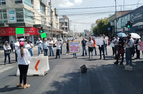 Protestan contra parquímetros habitantes de Chulavista cierran vialidades de Puebla