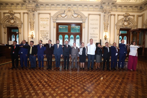Sin incidentes, rinden protesta 15 ediles auxiliares de Puebla; tres son mujeres