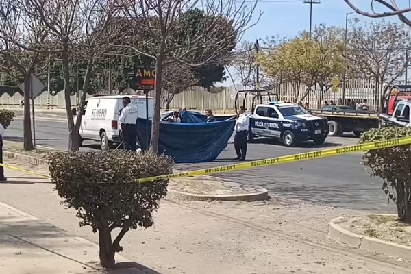 Tráiler arrolla y mata a mujer en motocicleta en Tehuacán; su hijo resulta herido