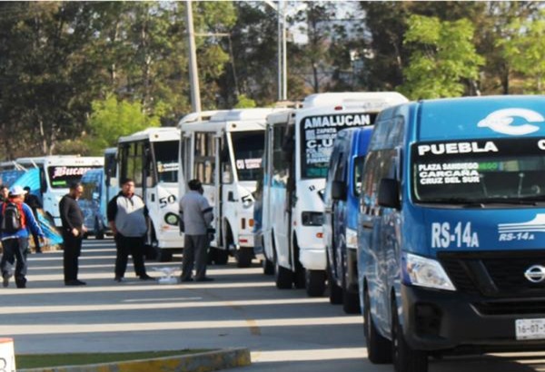Transportistas Unidos de Puebla se opone a revista y reemplacamiento; acusan al gobierno de traicionar la tregua