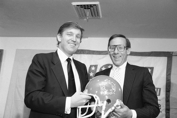 Trump en el Super Bowl un nuevo episodio en su complejo y largo vínculo con el fútbol americano