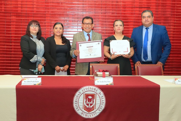 UATx | Rector entrega constancias de reacreditación de Psicología y Trabajo Social