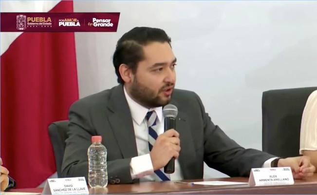 Gobernador de Puebla aclara que su hijo, Alex Armenta tiene cargo honorario sin sueldo; niega nepotismo