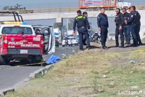 Abandonan bolsa con restos humanos a un costado de la autopista México-Puebla