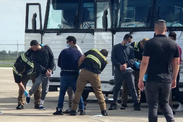 Difunden lista de migrantes poblanos deportados por Estados Unidos, originarios de 17 municipios